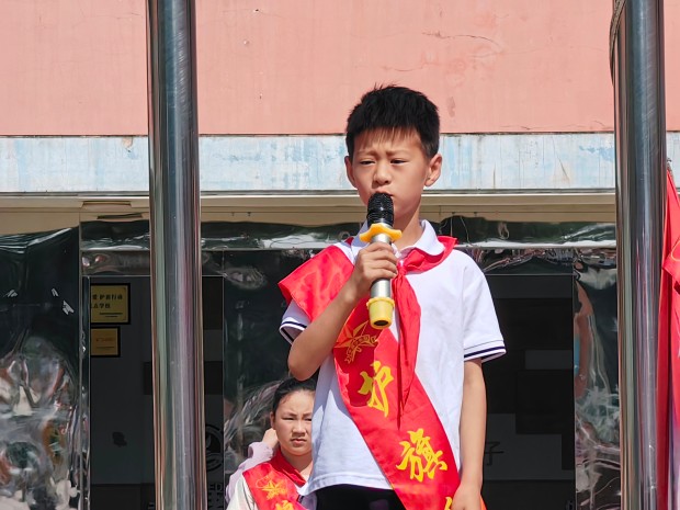 护旗手朱启辰.jpg