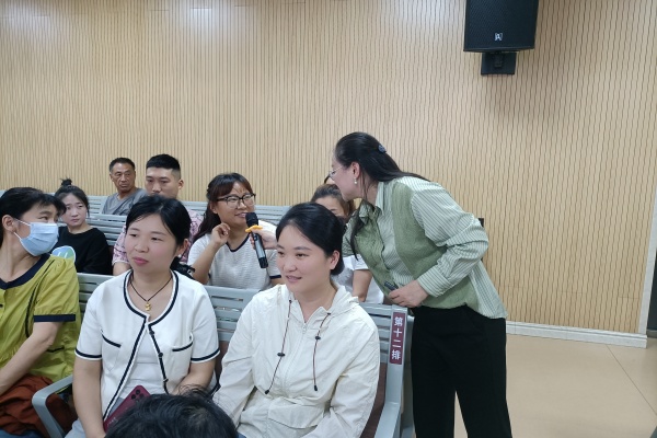 老师和家长互动交流.jpg