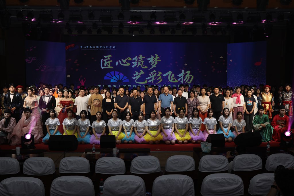 全体演职人员.JPG