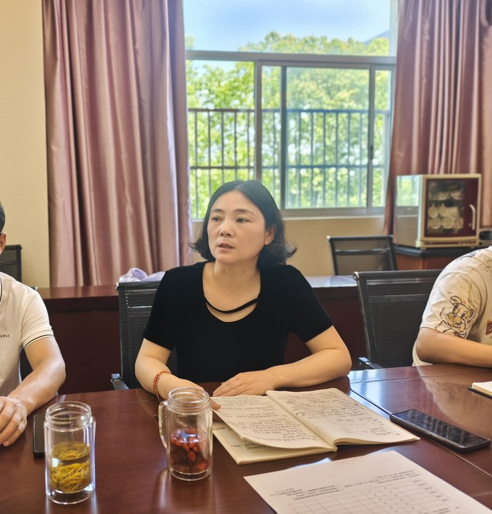 王校.png 王校.png