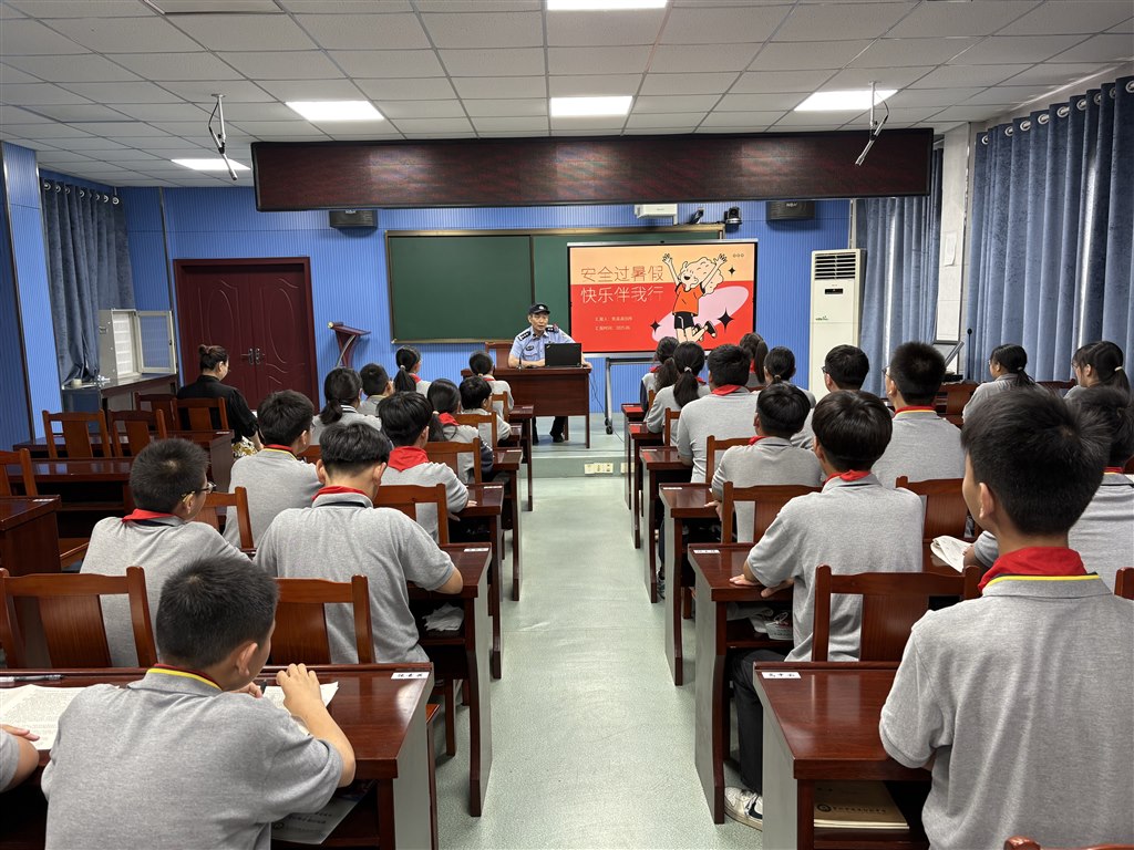 警官讲话.jpg