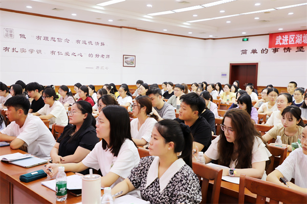 认真听讲座2.jpg