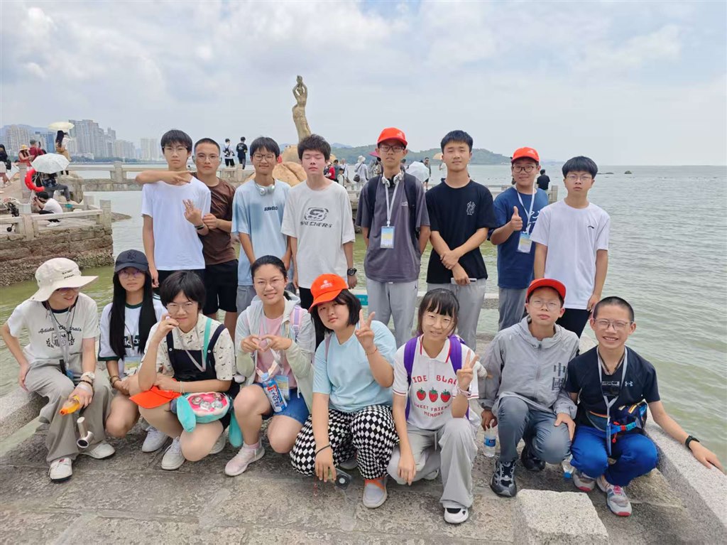 第三天珠海渔女像合影.jpg