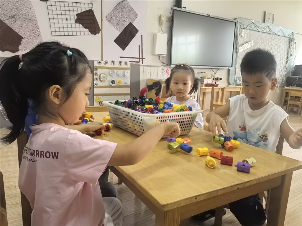 玩玩具.jpg