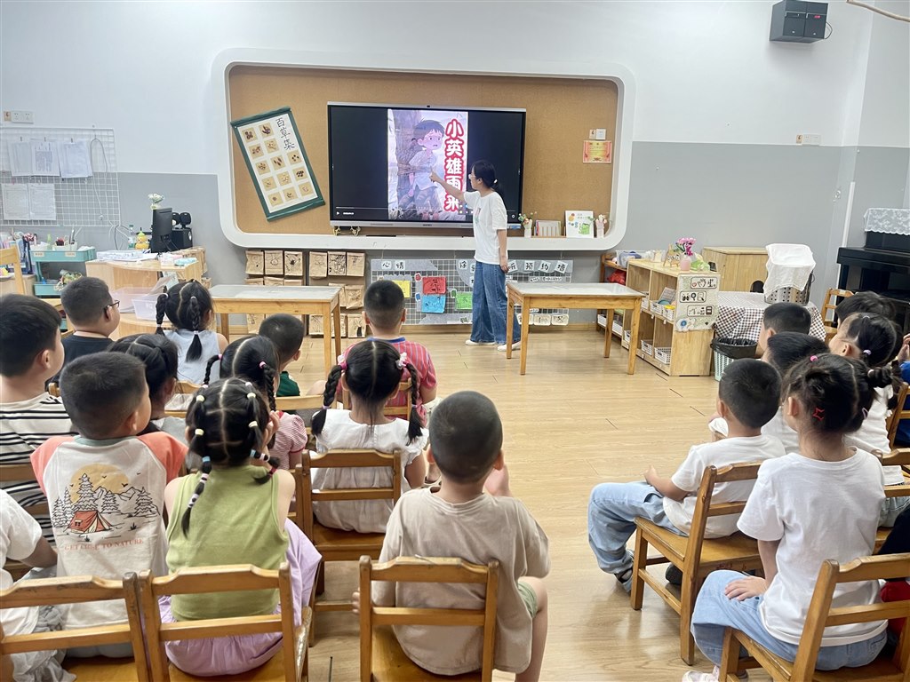 听红色故事.JPG 听红色故事.JPG