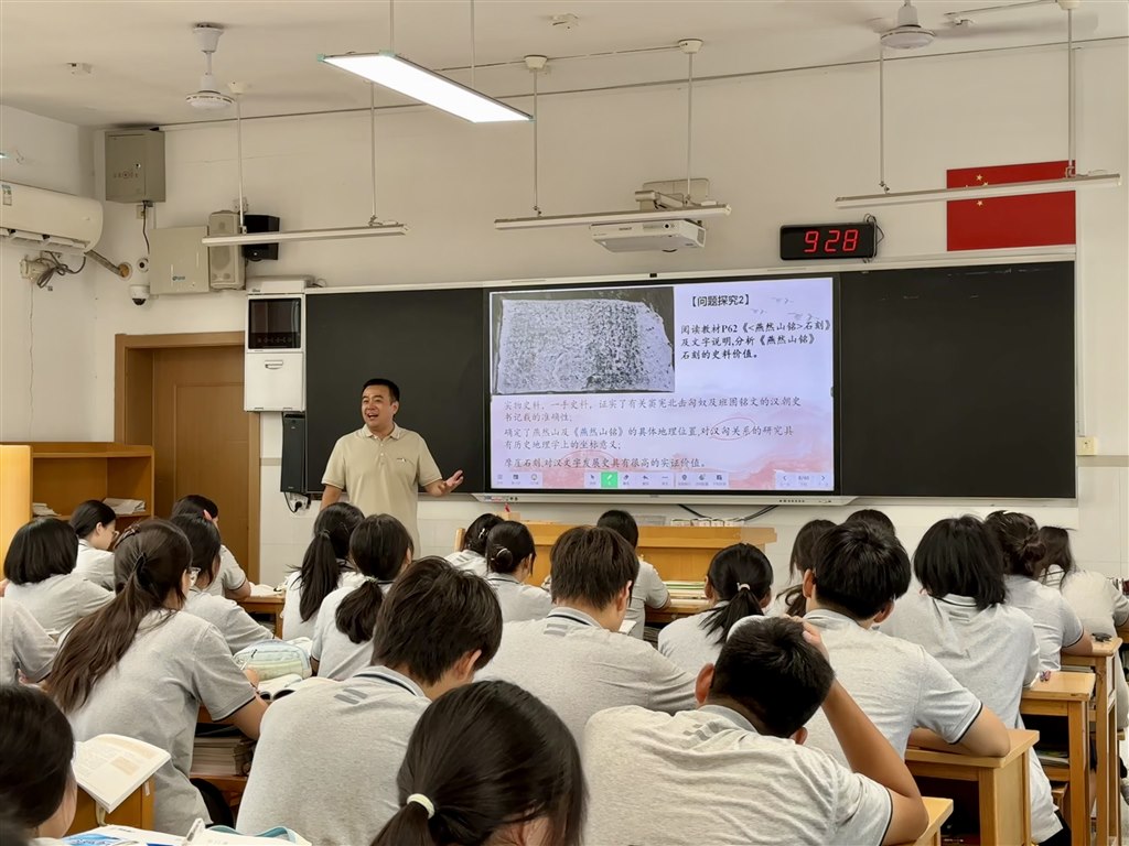 上课2.JPG 上课2.JPG