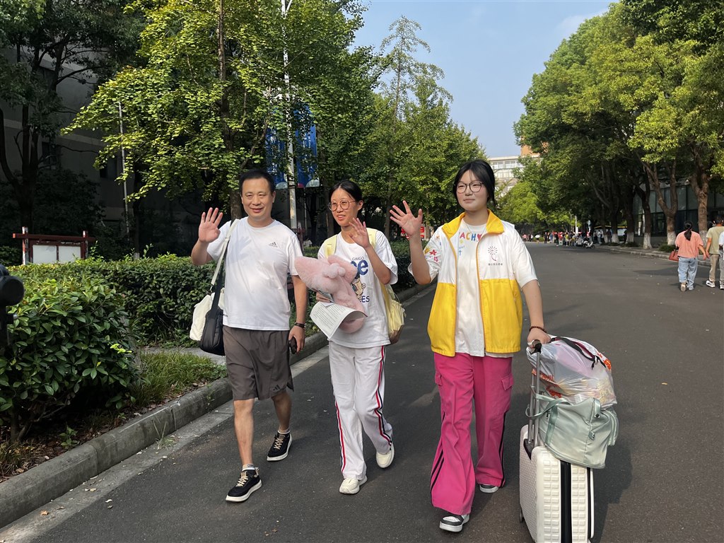 志愿者迎新生.jpg