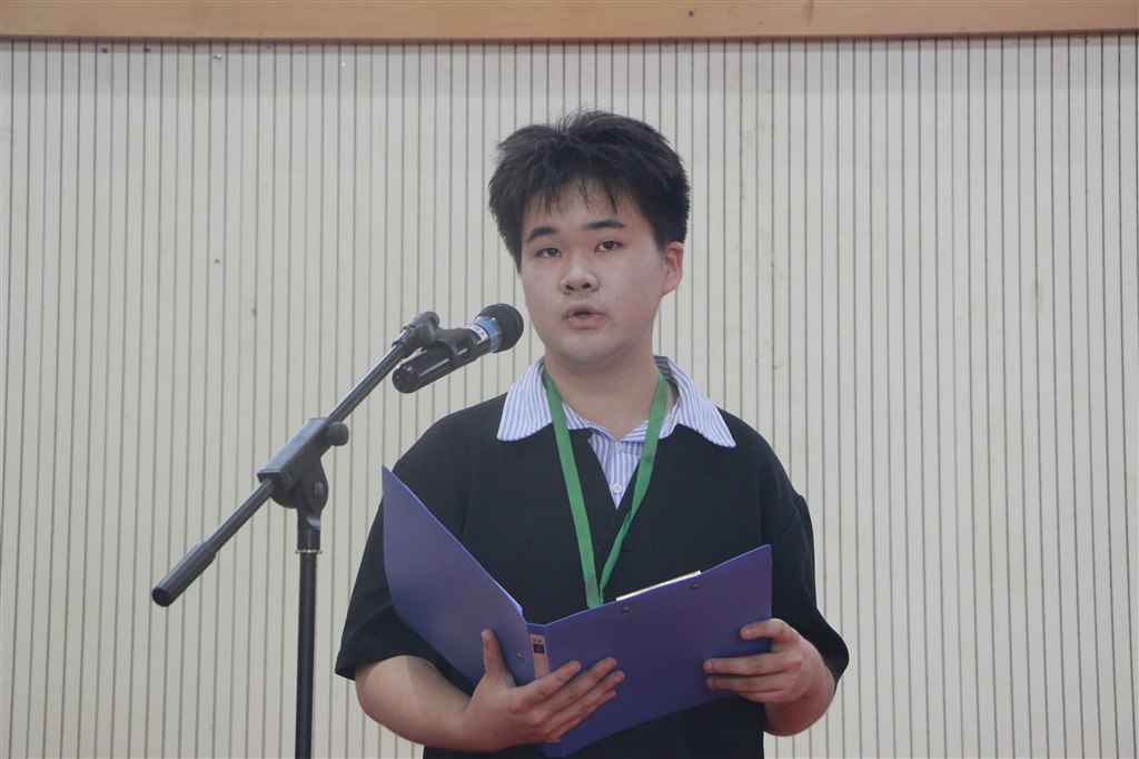 3徐炜翔同学讲话.JPG