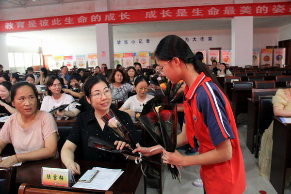 2、潘家小学少先队员为老师鲜花.JPG