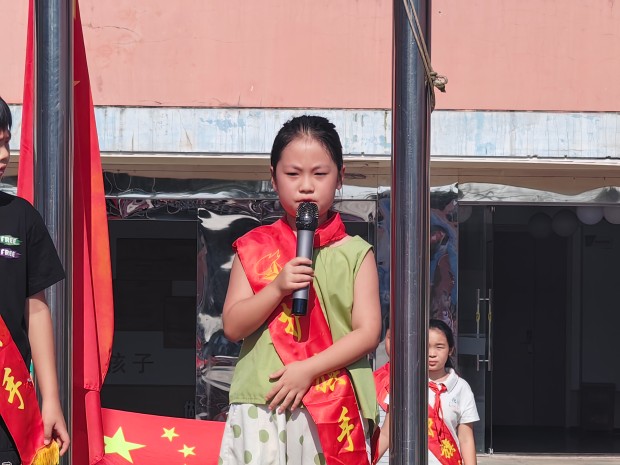 护旗手翟嘉萱.jpg