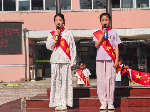 徐欣茹 李静宁诗朗诵.jpg