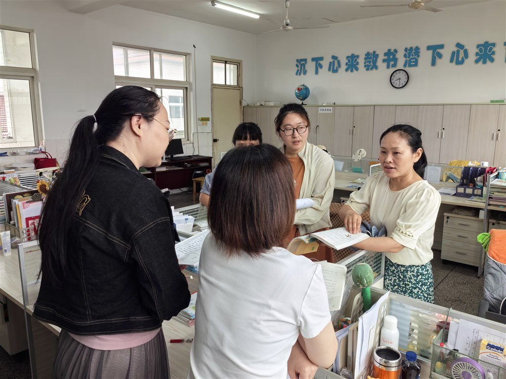 杨晓丽主讲.jpg 杨晓丽主讲.jpg