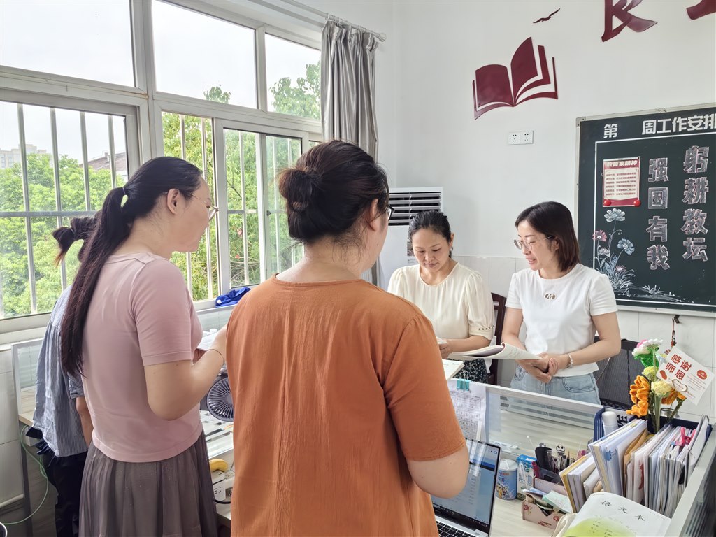 钱燕主讲.jpg 钱燕主讲.jpg