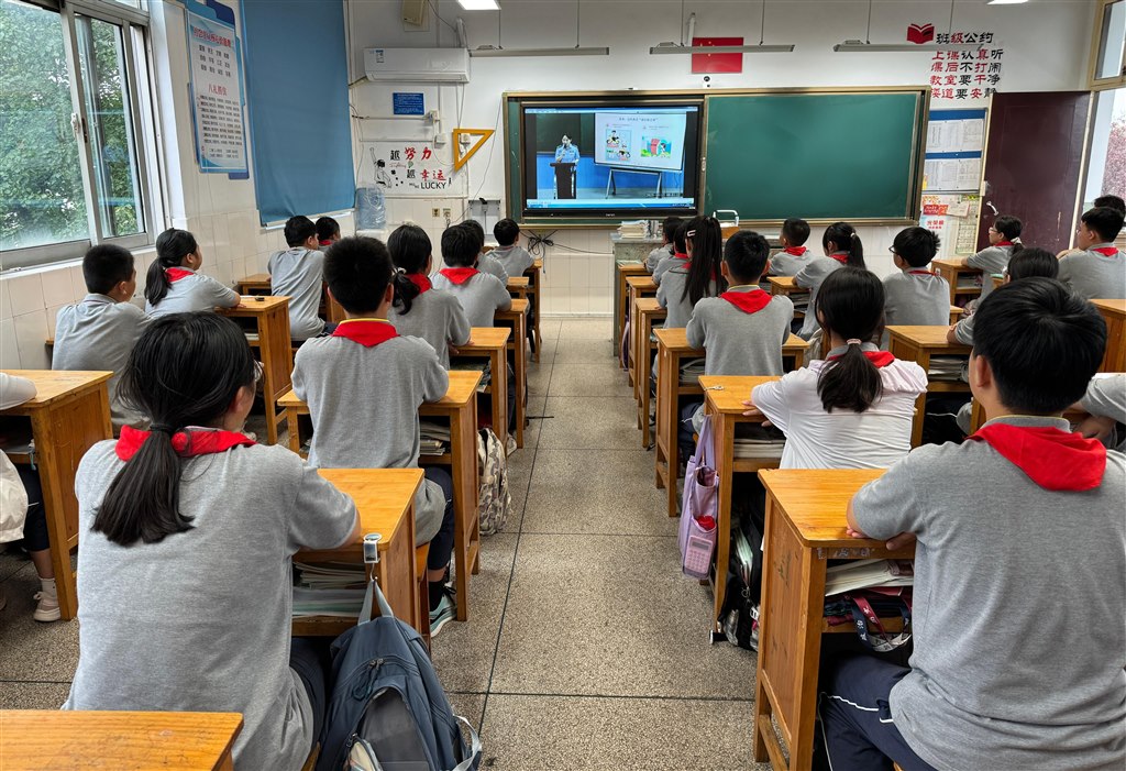 学生接受反诈骗宣传1.jpg 学生接受反诈骗宣传1.jpg