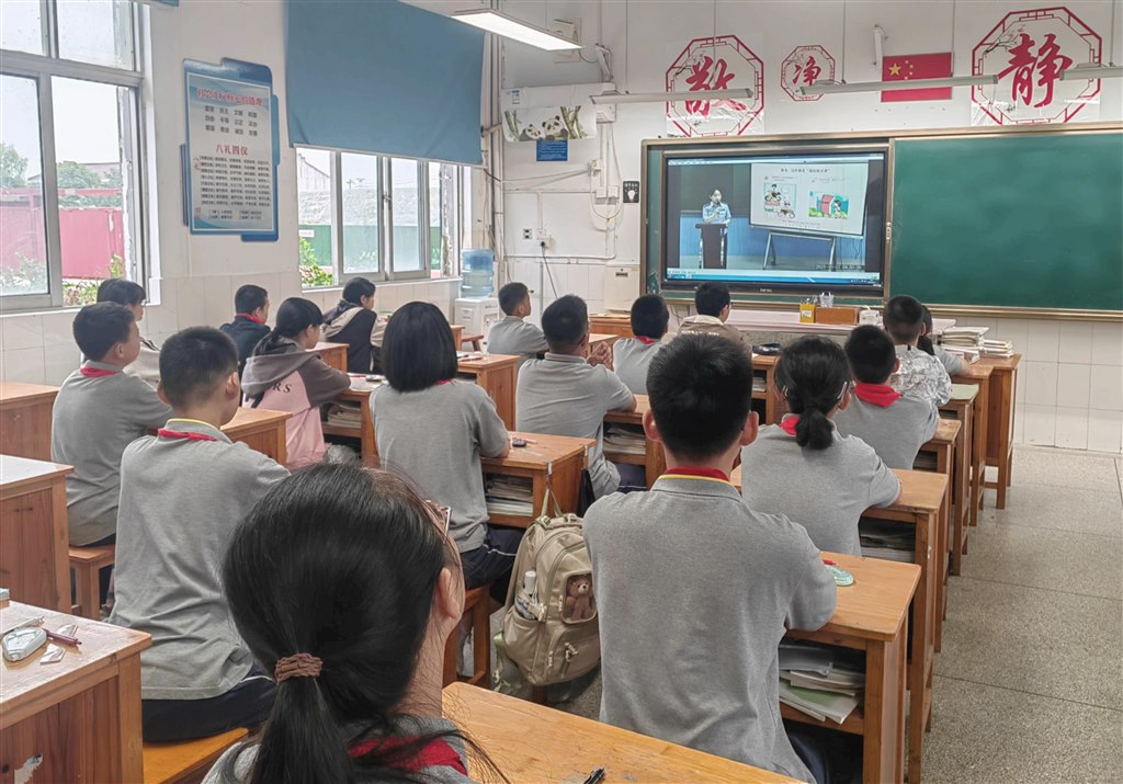 学生接受反诈骗宣传3.jpg 学生接受反诈骗宣传3.jpg