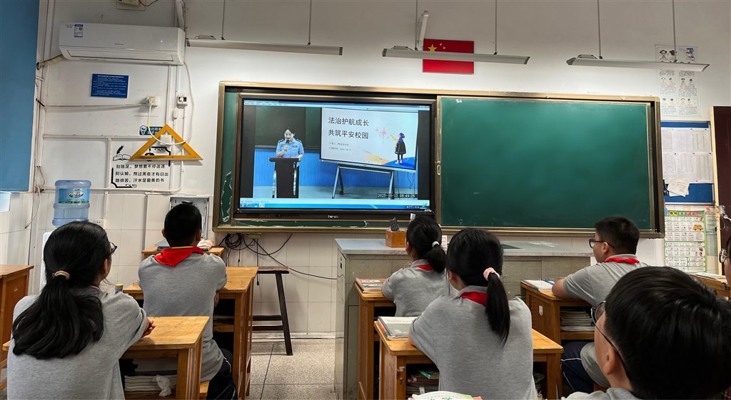 学生接受反诈骗宣传2.jpg 学生接受反诈骗宣传2.jpg