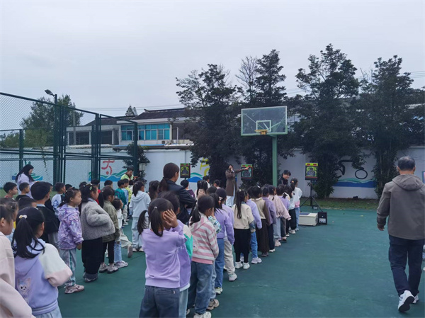 展板低年级3.jpg
