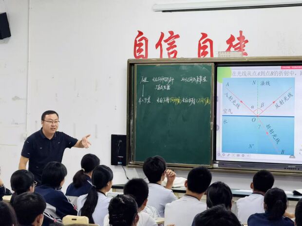 刘岳上课.jpg