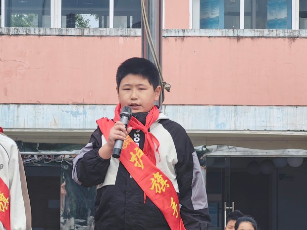 护旗手陈弘博.jpg