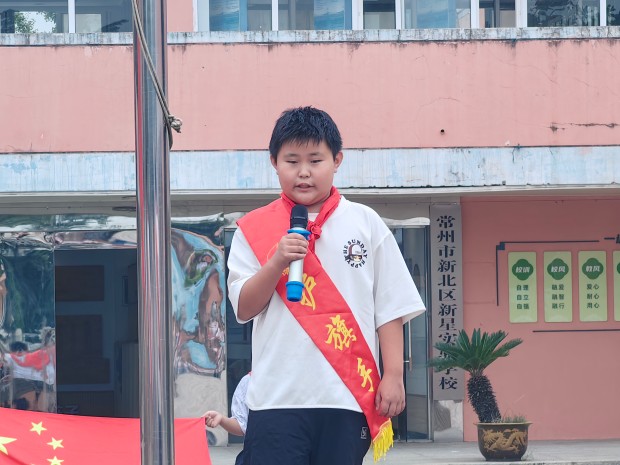 护旗手王庆.jpg