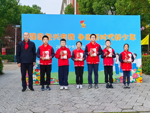 4、红色书籍赠读.jpg 4、红色书籍赠读.jpg