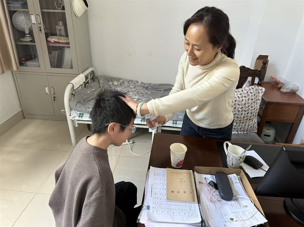 医务室简单治疗.jpg 医务室简单治疗.jpg