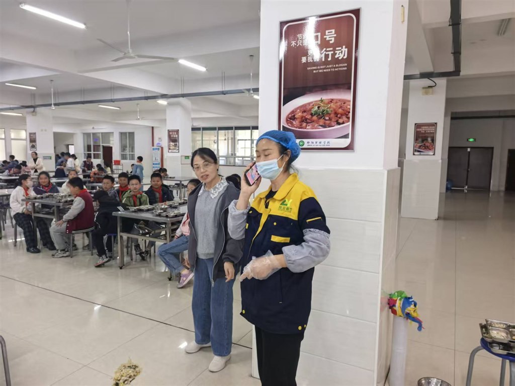 食堂负责人联系校领导.jpg 食堂负责人联系校领导.jpg