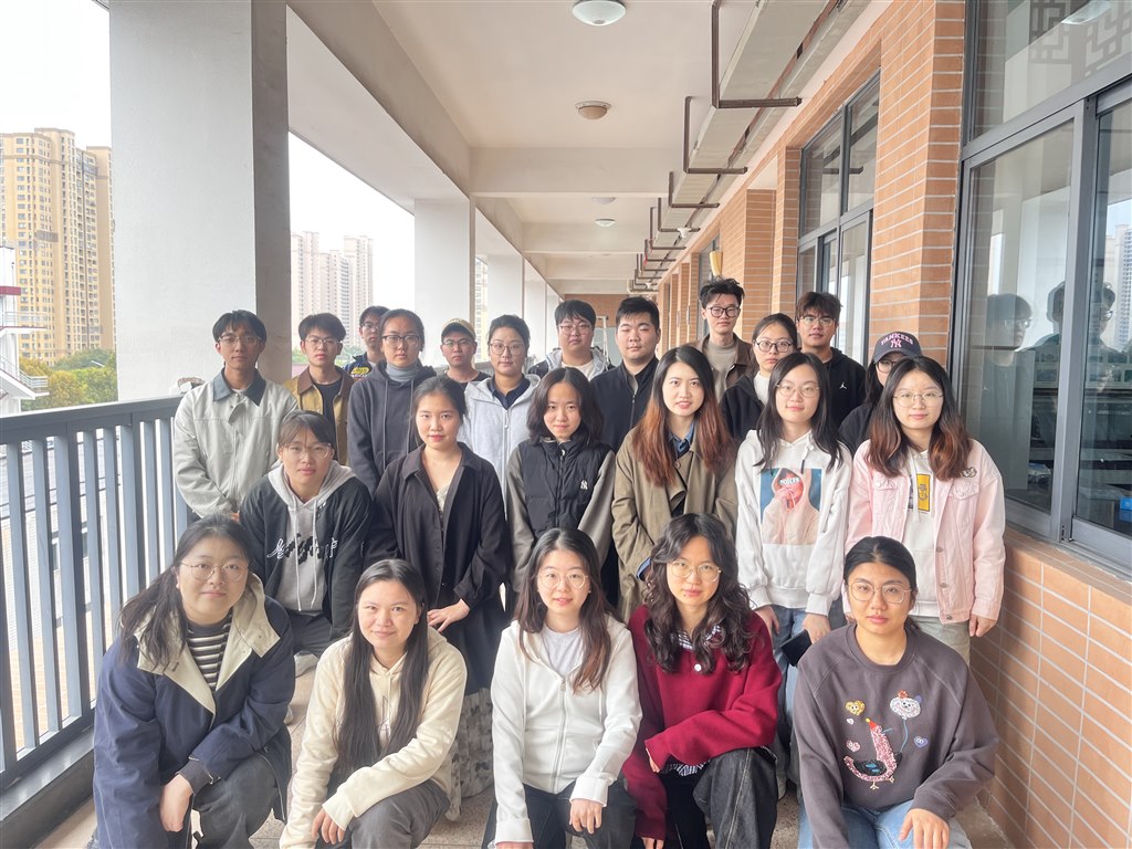 实习生集体照.jpg 实习生集体照.jpg