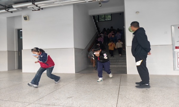 20251104消防疏散演练 (2).jpg 20251104消防疏散演练 (2).jpg