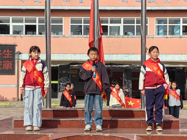 升旗手护旗手合照.jpg