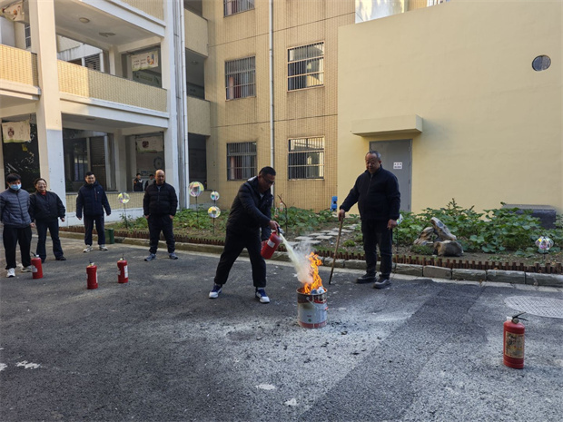 教职工灭火演练2.jpg