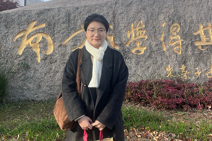 李会会.jpg 李会会.jpg