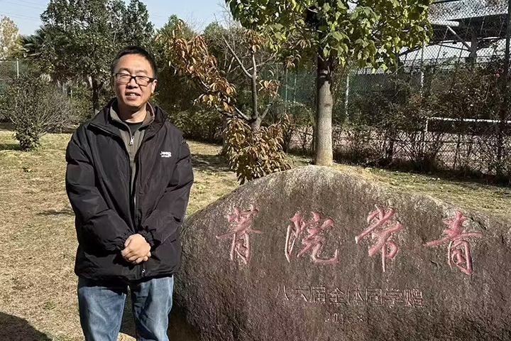 薛海波.jpg 薛海波.jpg