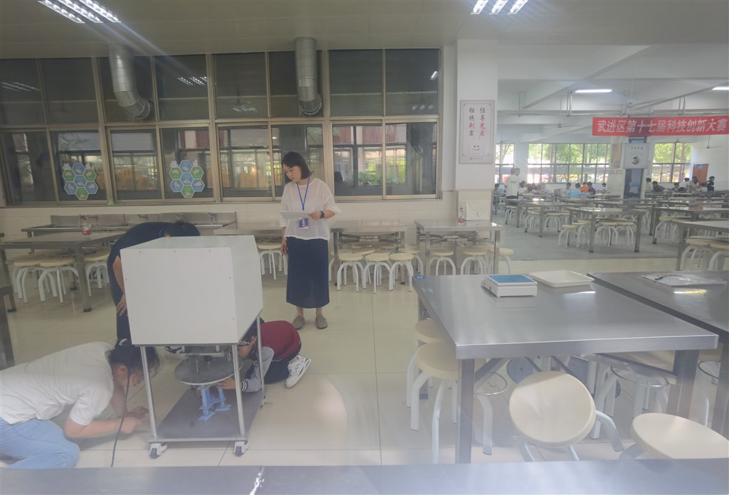 科技节 纸牌承重 06.jpg