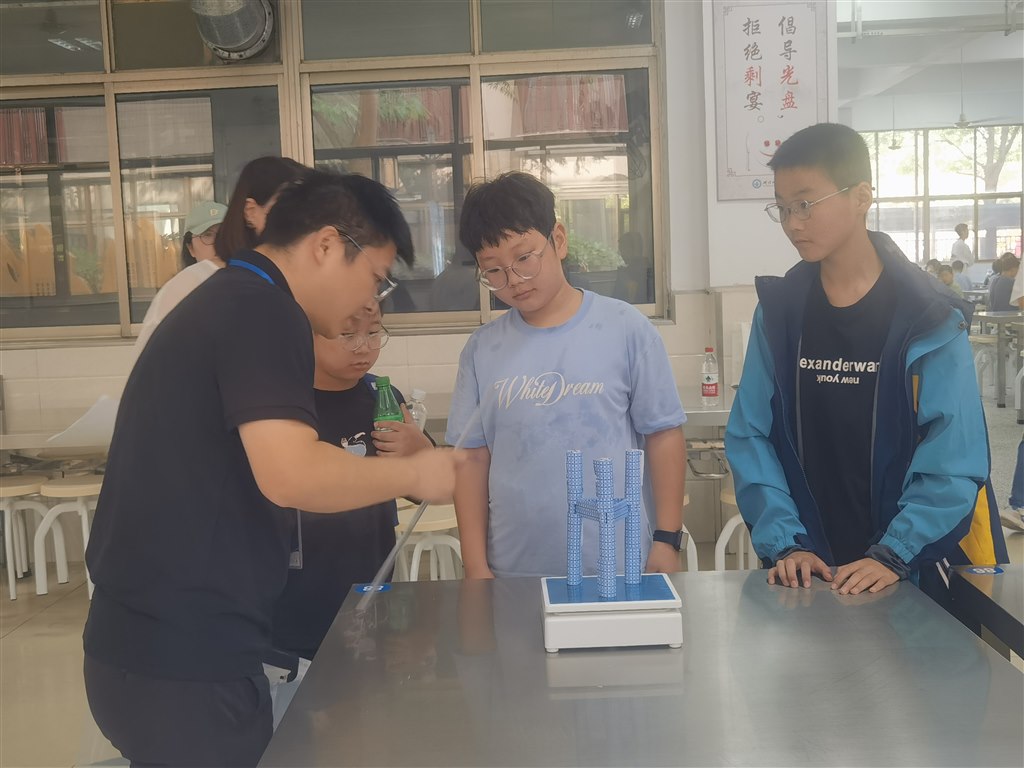 科技节 纸牌承重 08.jpg