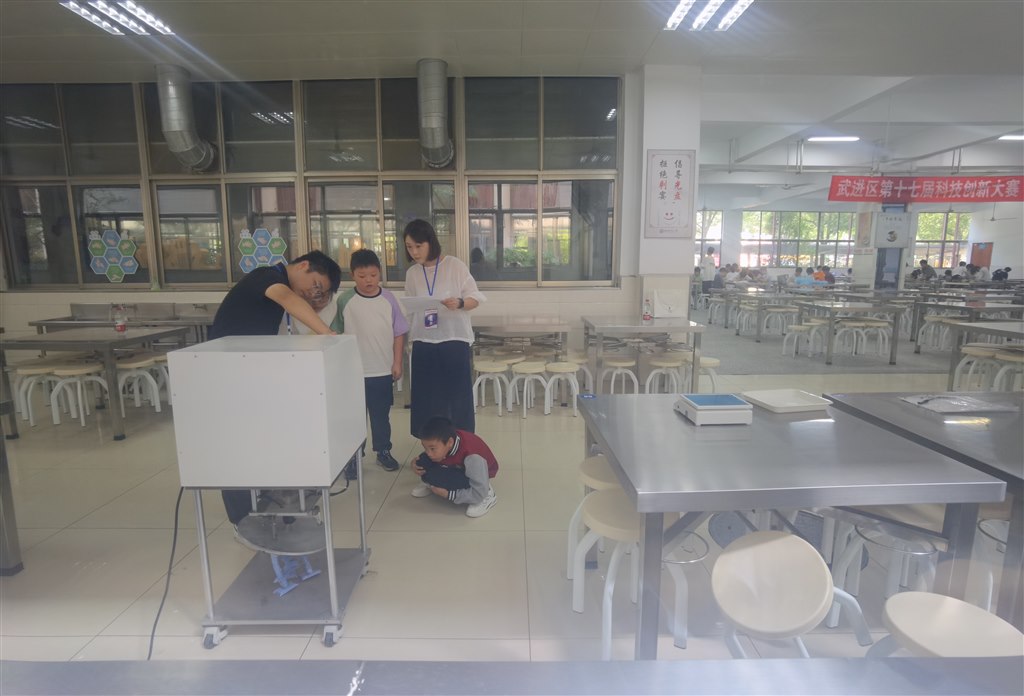 科技节 纸牌承重 07.jpg