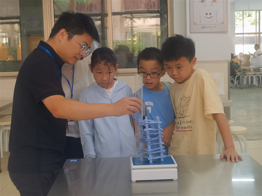 科技节 纸牌承重 04.jpg