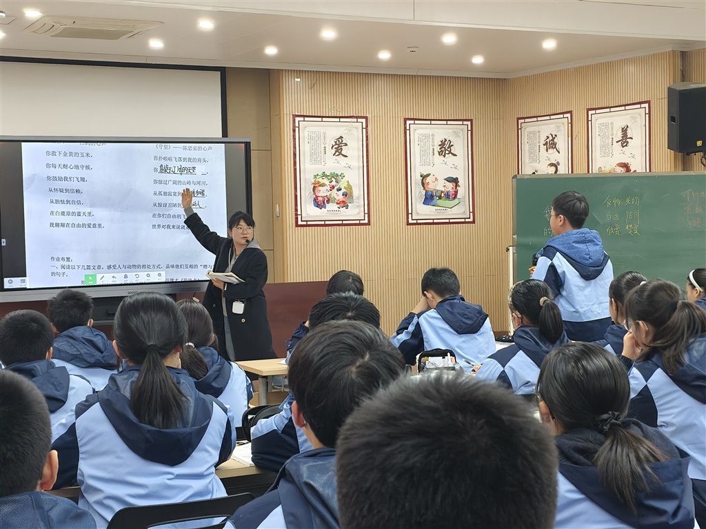 王娜娜上课.jpg 王娜娜上课.jpg