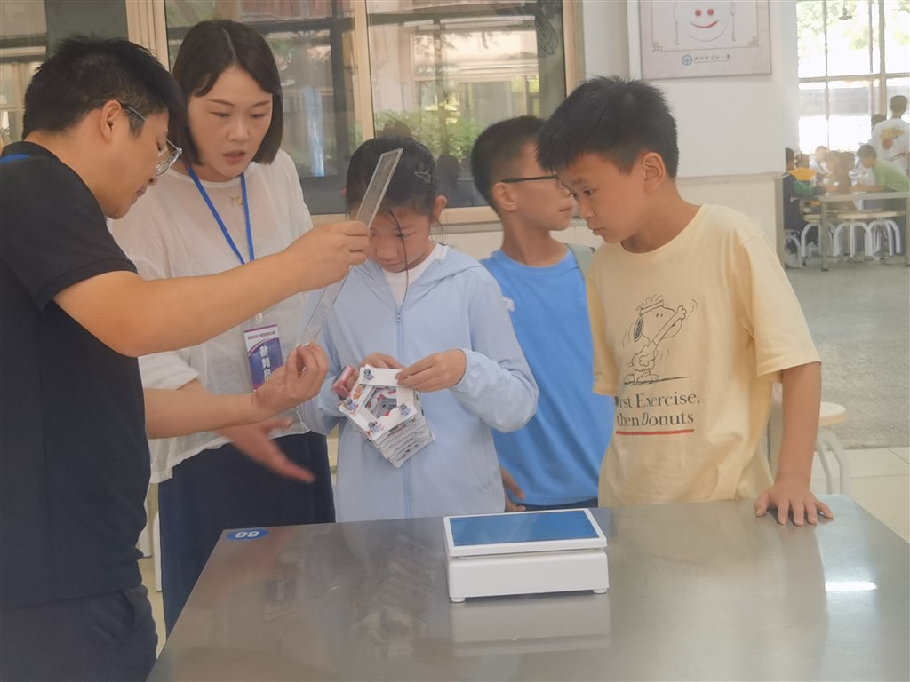 科技节 纸牌承重 05.jpg