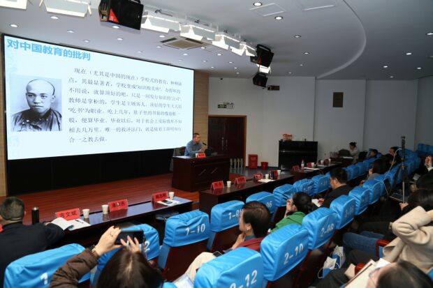 江苏理工学院炎培学院臧志军作报告.jpg 江苏理工学院炎培学院臧志军作报告.jpg