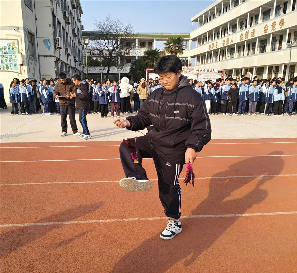 踢毽 (1).jpg 踢毽 (1).jpg