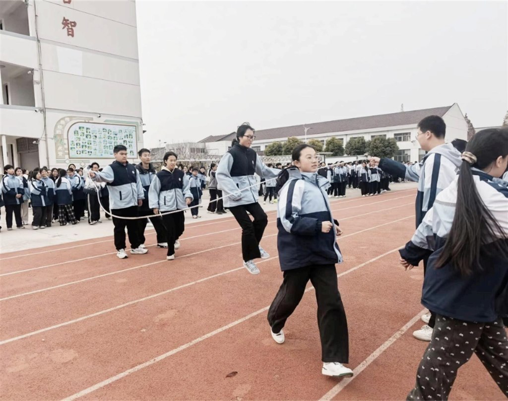 8字跳长绳 (2).jpg 8字跳长绳 (2).jpg