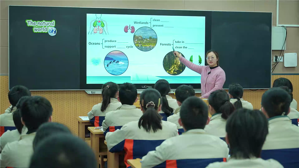 图三：陈蕾上课.png