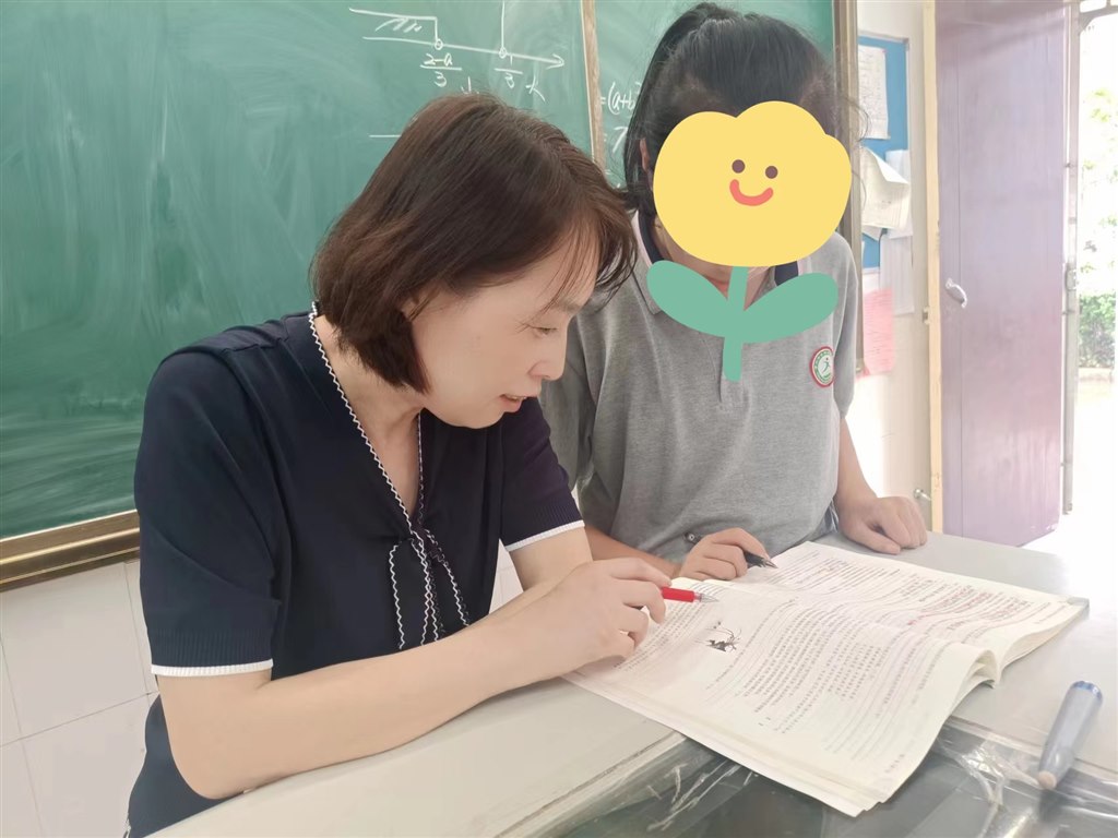 辅导学生1.jpg 辅导学生1.jpg