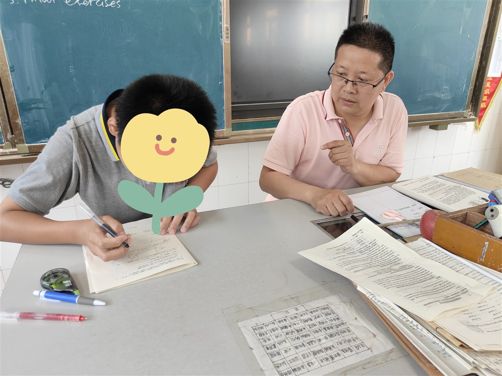 辅导学生2.jpg 辅导学生2.jpg