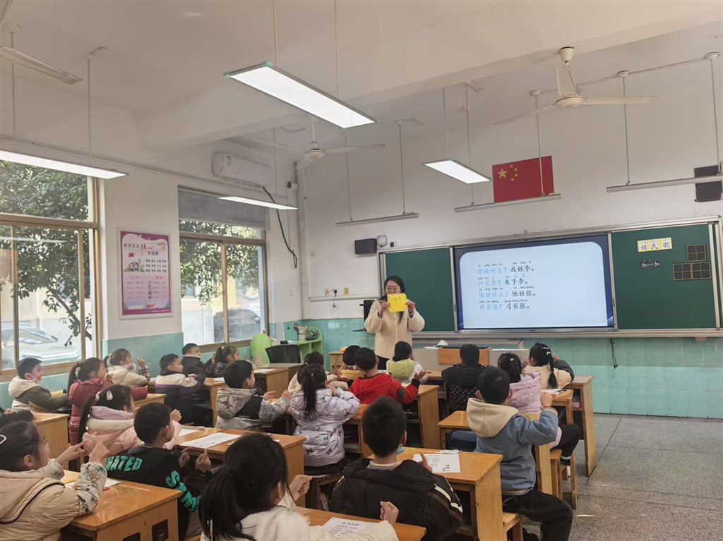 冯丽娜，校级《姓氏歌》.jpg