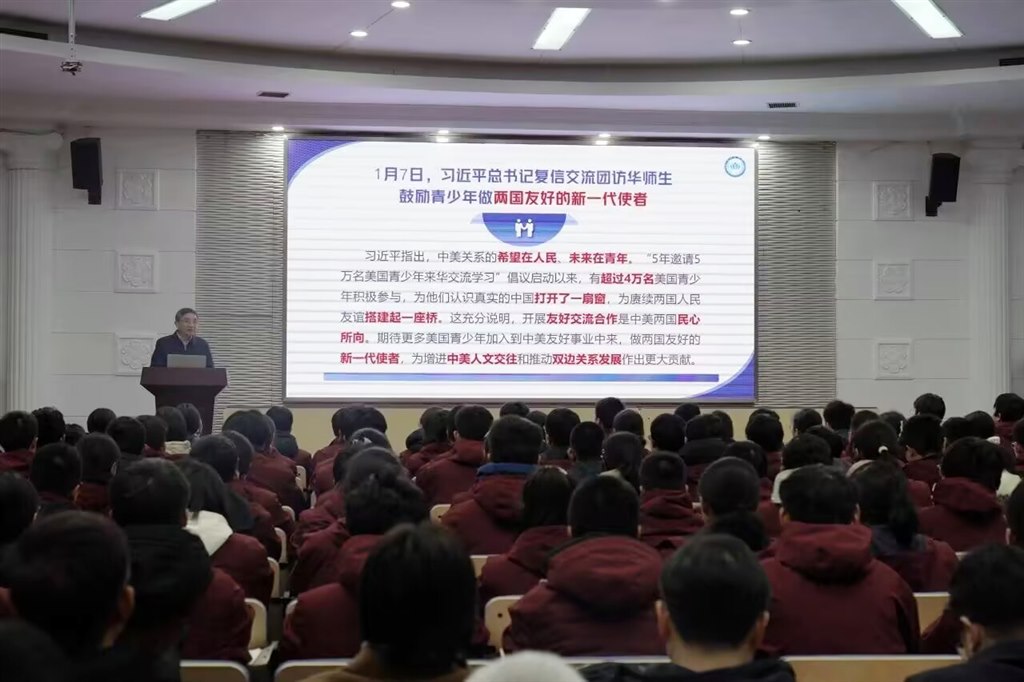 江涌为常州北郊高中师生讲授专题思政课.jpg 江涌为常州北郊高中师生讲授专题思政课.jpg