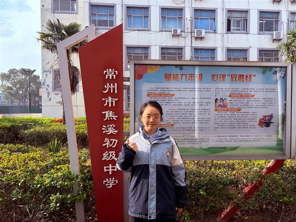 主持人肖冰冰.JPG 主持人肖冰冰.JPG