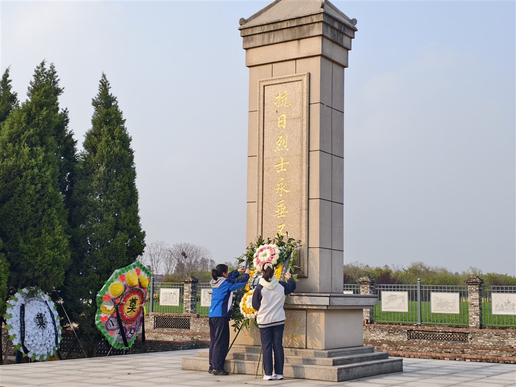 敬献花篮3.jpg