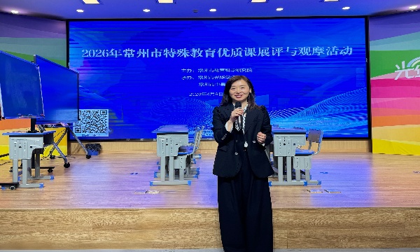 张丽霞主持 (2).jpg